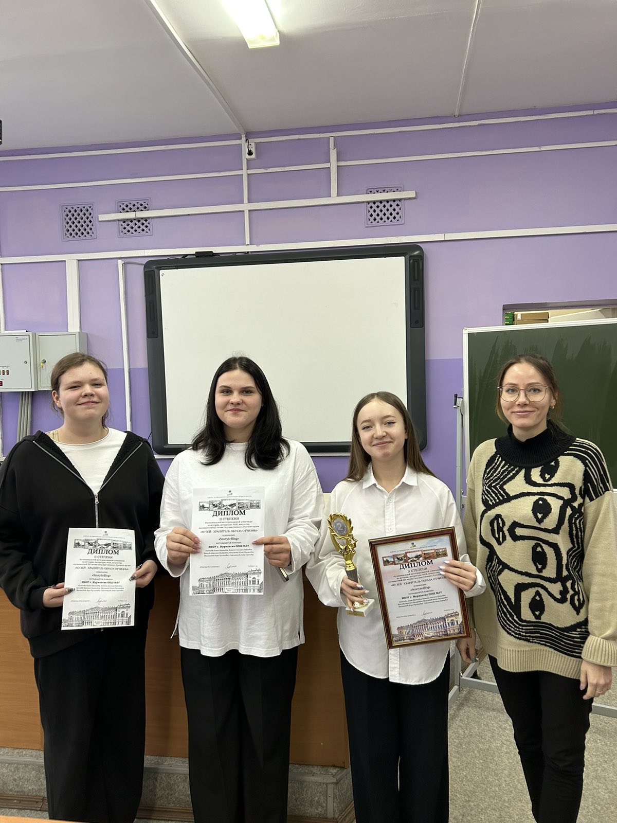 Команда 8-9 классов стала призером в номинации «Storytelling» муниципальной интегрированной олимпиады по истории, литературе, МХК, искусству для обучающихся 8–11 классов «Музей – хранитель образа Отчизны», посвященной 125-летию Государственного Русского м.